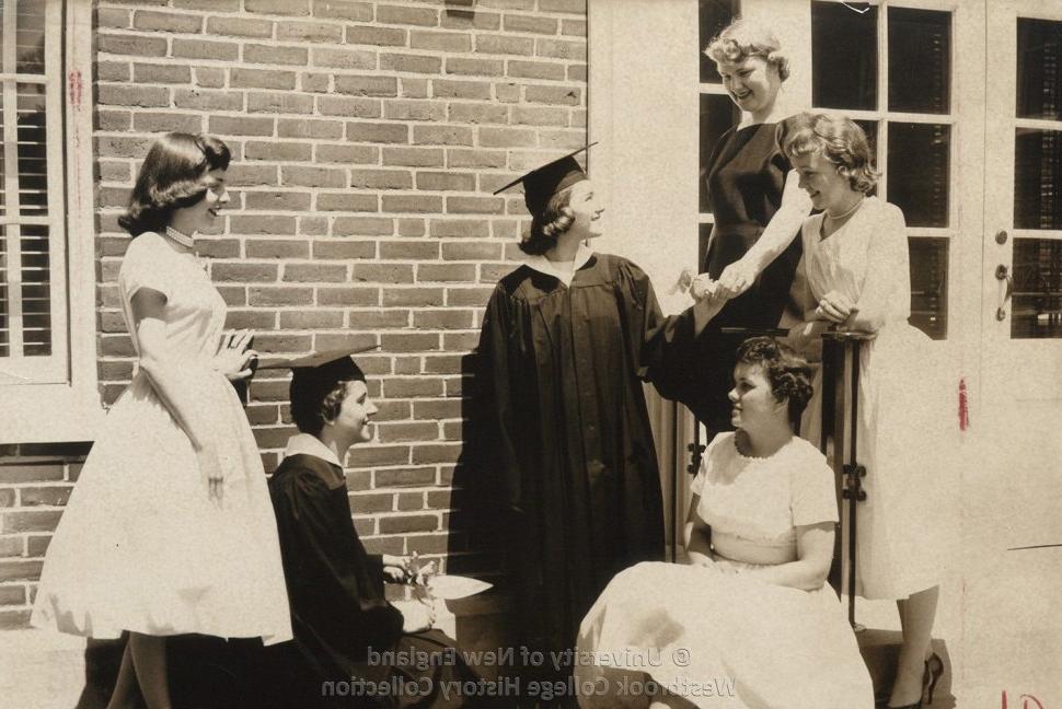 历史黑白照片的毕业生戴着他们的帽子和长袍